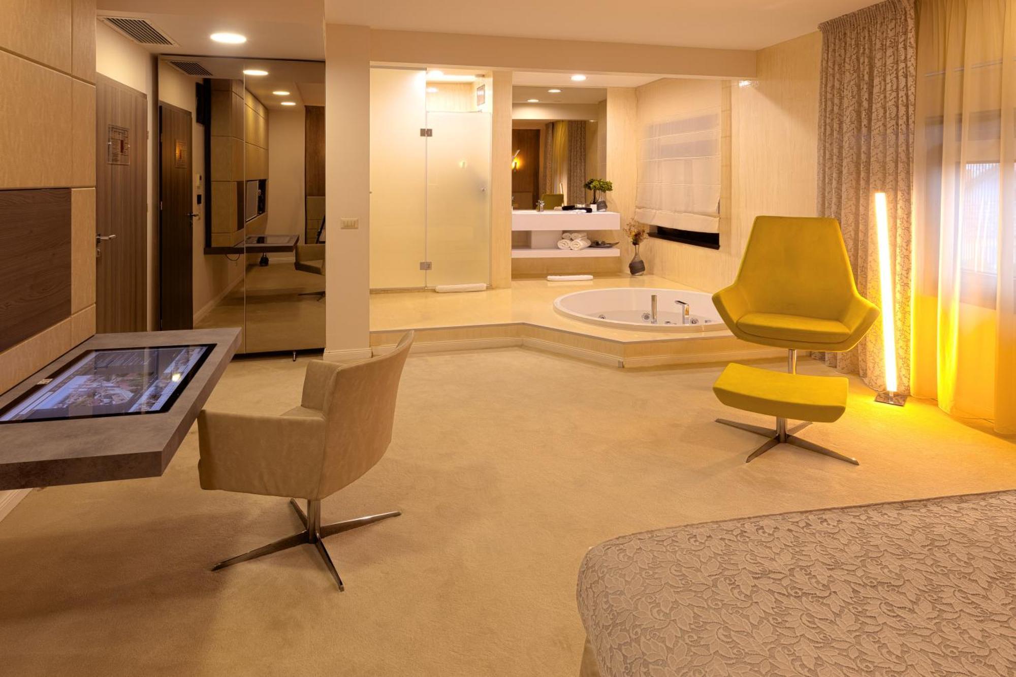 Hotel Vila Class Satu Mare Eksteriør billede